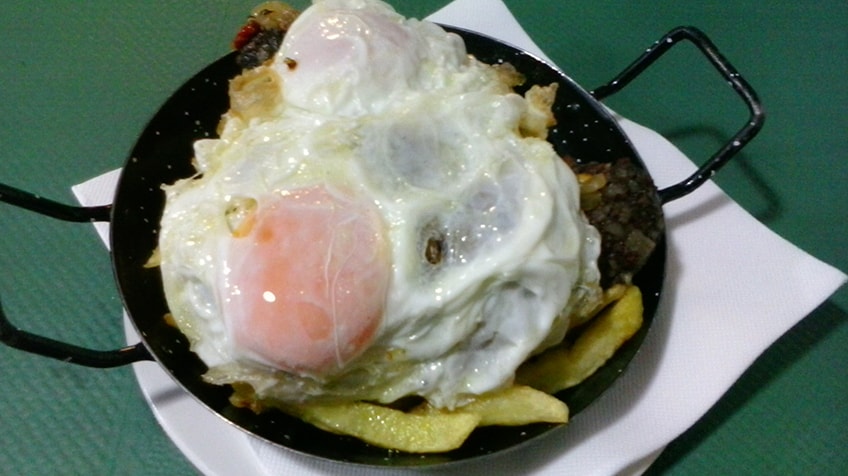 PINCHO SARTENUCA DE HUEVOS FRITOS CON PATATAS FRITAS Y MORCILLA